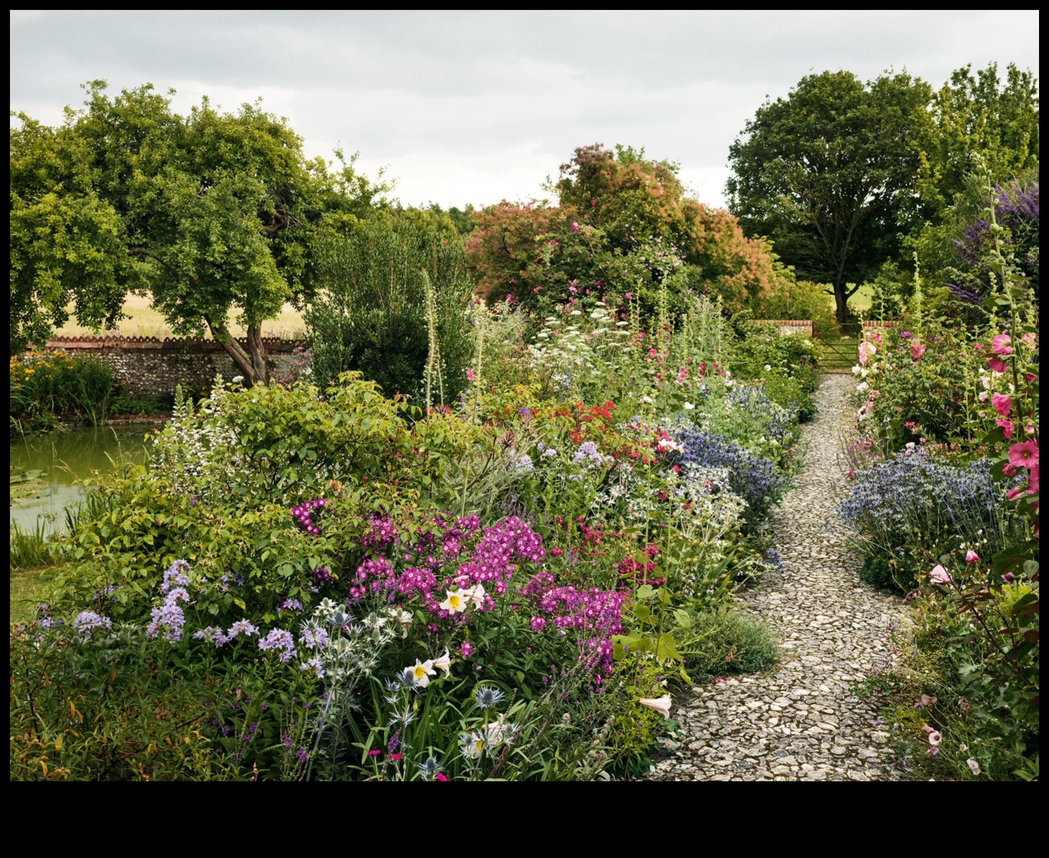Veidojiet savu ainavu: būtiski dārza dizaina elementi