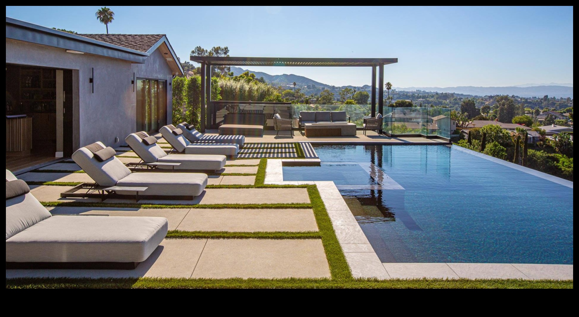 Garden Grandeur: mākslinieciski akcenti jūsu āra telpai